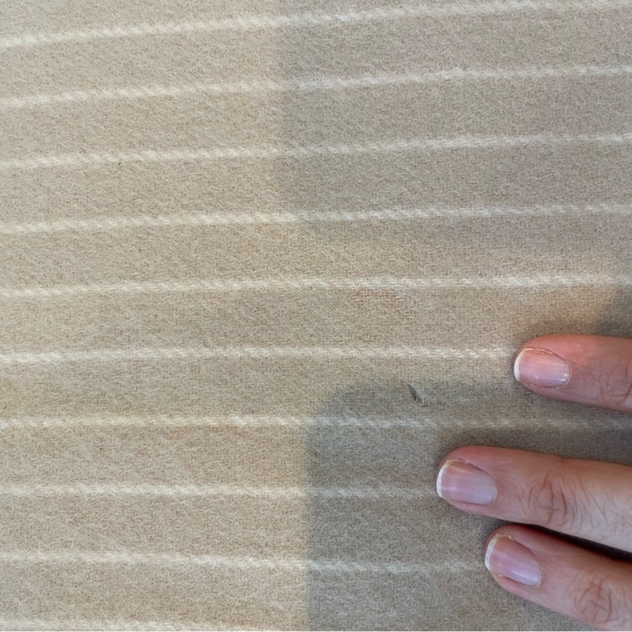 Large Burberry scarf with pockets - Picture 9 of 10